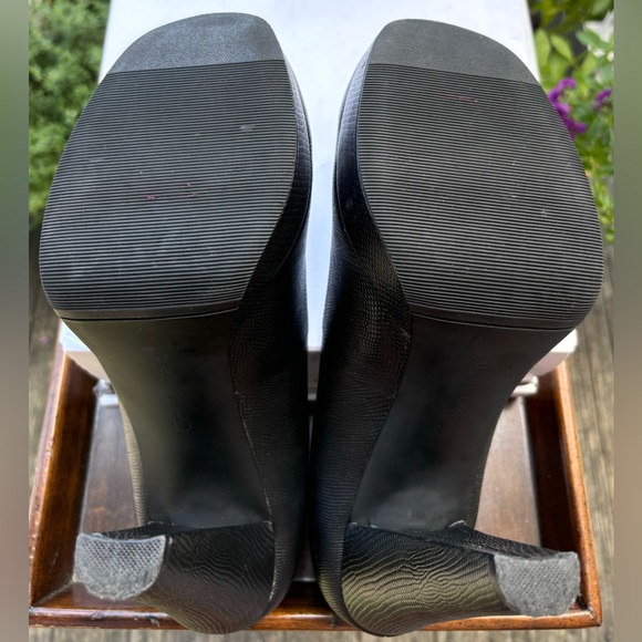 Calvin Klein Textured Leather Platform Pump
Size 10
Like New - Picture 11 of 11